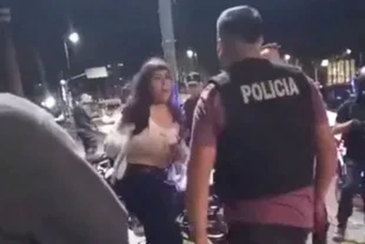 Un policía le pegó a una mujer