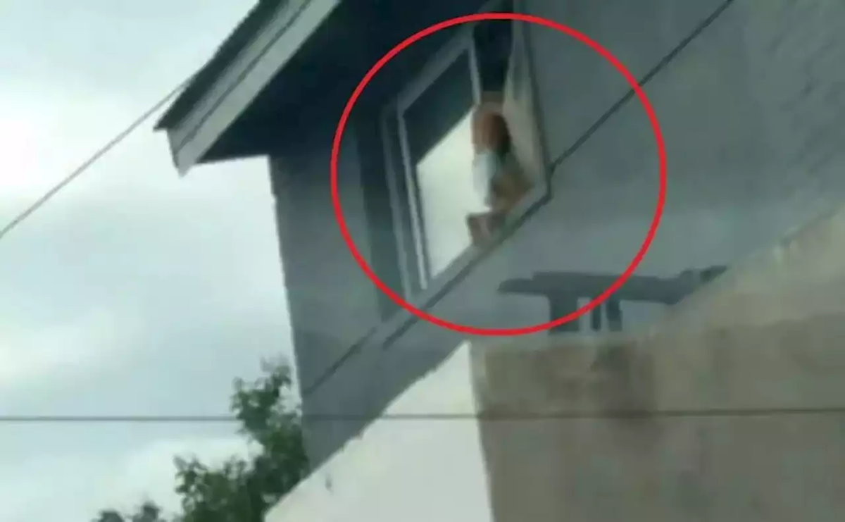 Así rescataron en Córdoba a un nene de tres años que caminaba por la ventana de un segundo piso.