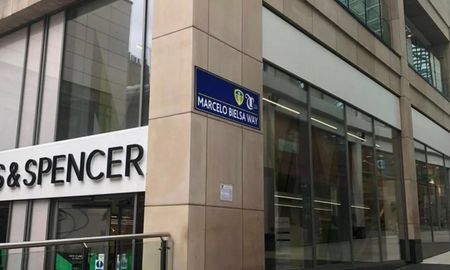 En el día de hoy, cambiaron el nombre de una calle en Leeds para homanejar a Marcelo Bielsa. En el día de hoy, cambiaron el nombre de una calle en Leeds para homanejar a Marcelo Bielsa.