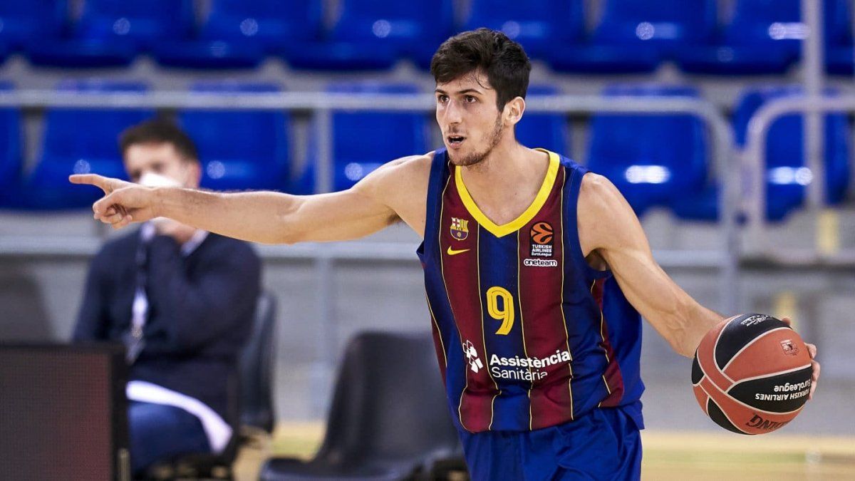 Leandro Bolmaro fue drafteado en la NBA pero seguirá jugando en Barcelona otra temporada.