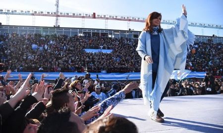 Para el 17 de noviembre, un sector del peronismo prepara un acto en el Estadio Único de La Plata, donde la única oradora será la vicepresidenta de la Nación, Cristina Fernández de Kirchner. Para el 17 de noviembre, un sector del peronismo prepara un acto en el Estadio Único de La Plata, donde la única oradora será la vicepresidenta de la Nación, Cristina Fernández de Kirchner.