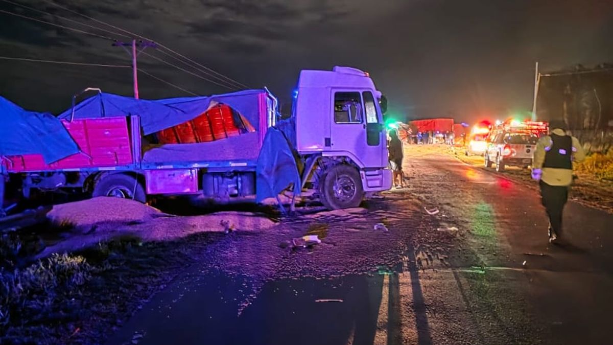 Los dos camioneros involucrados en el choque fueron trasladados al Hospital Cullen con lesiones.