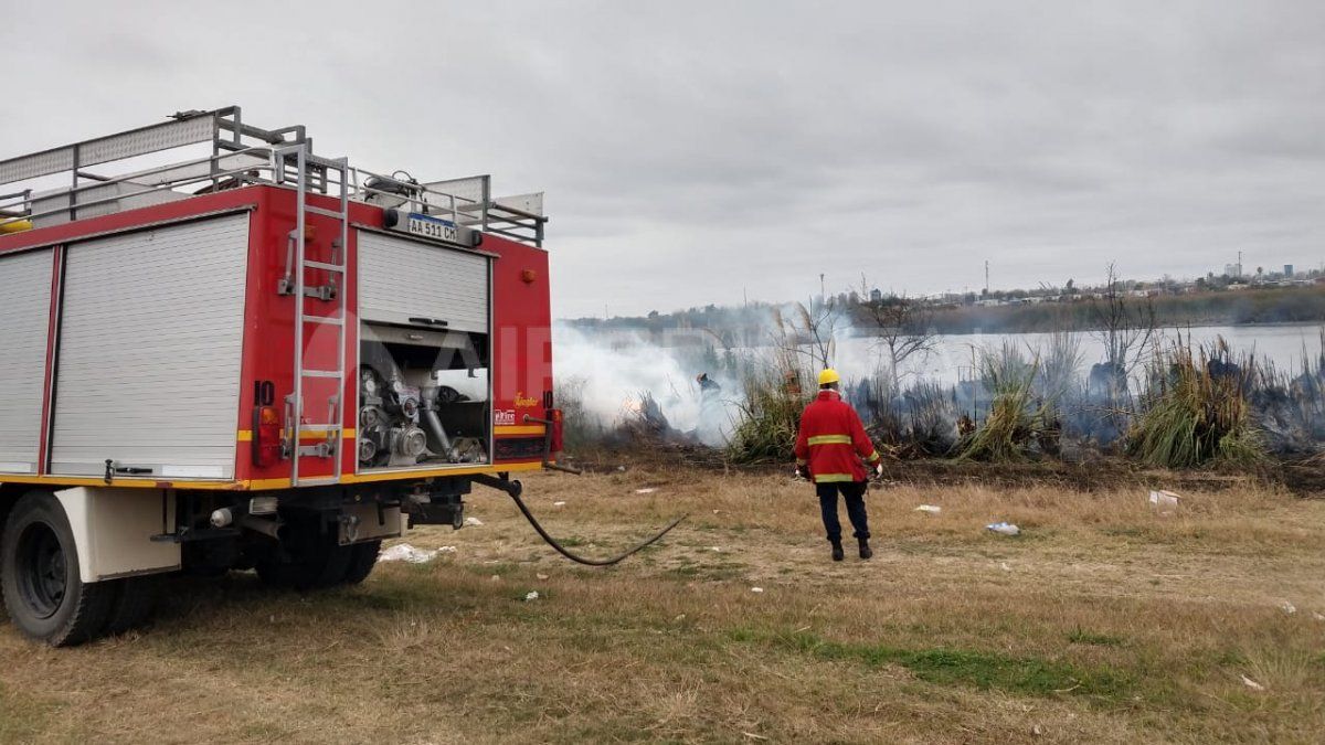 Personal bomberil sofocó las llamas en Circunvalación.&nbsp;