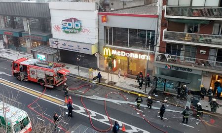 Una perfumería de Villa Crespo se incendió y luego hubo al menos dos explosiones. Una perfumería de Villa Crespo se incendió y luego hubo al menos dos explosiones.