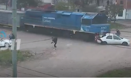 Un tren embistió a un auto con 6 pasajeros que quedó varado en las vías: una mujer quedó atrapada dentro del vehículo Un tren embistió a un auto con 6 pasajeros que quedó varado en las vías: una mujer quedó atrapada dentro del vehículo