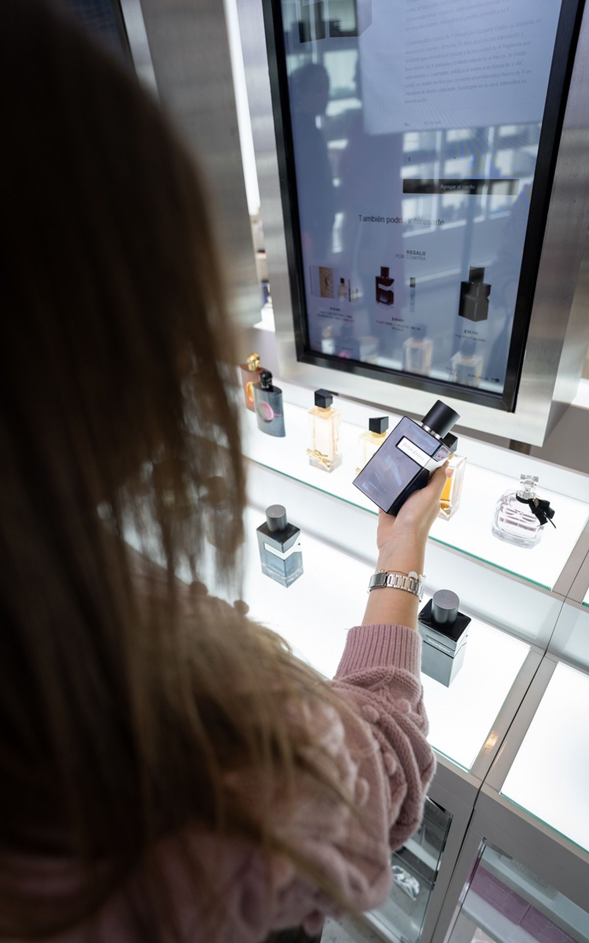 La innovadora puesta en escena de Parfumerie cuenta con displays táctiles a disposición de los clientes, idénticos a los que se encuentran en las principales tiendas de Europa. Foto: Koffie Agency La innovadora puesta en escena de Parfumerie cuenta con displays táctiles a disposición de los clientes, idénticos a los que se encuentran en las principales tiendas de Europa. Foto: Koffie Agency