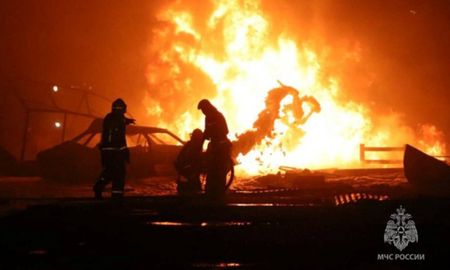 Bomberos trabajando en el lugar del accidente tras una explosión en una gasolinera en la ciudad de Majachkalá, Rusia. Bomberos trabajando en el lugar del accidente tras una explosión en una gasolinera en la ciudad de Majachkalá, Rusia.