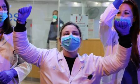 video: medicos aplauden a la primera paciente con covid-19 que abandona la unidad de cuidados intensivos video: medicos aplauden a la primera paciente con covid-19 que abandona la unidad de cuidados intensivos