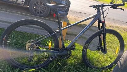 Una ciclista chocó con un monopatín en la bicisenda y terminó en el hospital