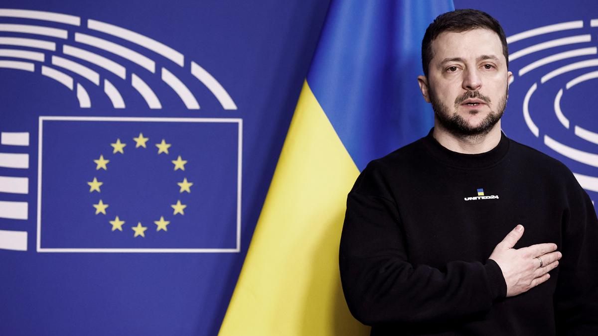 Zelenski ha sido considerado un héroe de guerra por los líderes occidentales que han apoyado a Ucrania con armas, incluidos tanques de combate y cohetes avanzados.