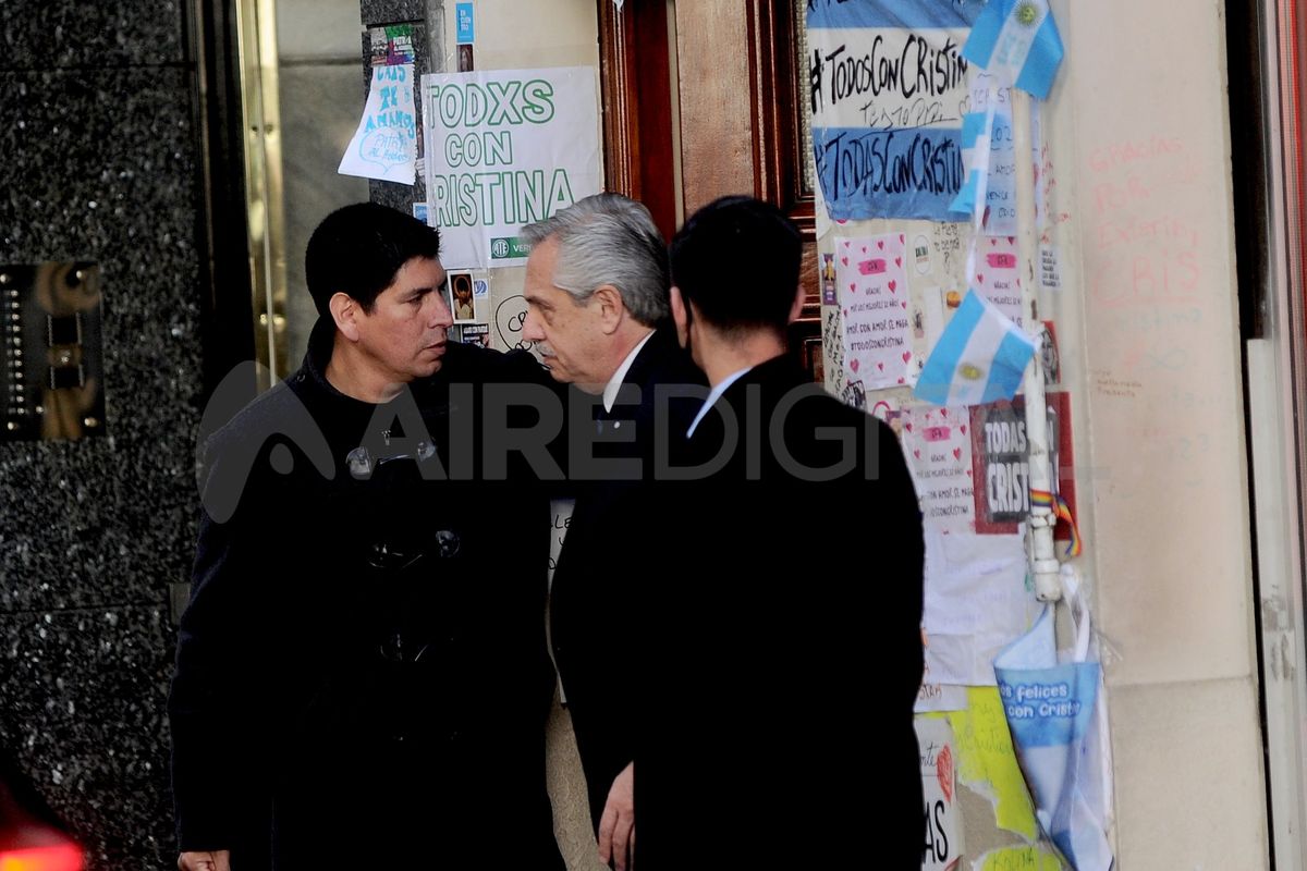 Alberto Fernández se retiró del departamento de Cristina Kirchner minutos antes de las 15.