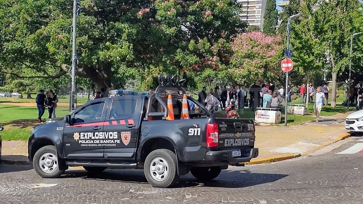 Concejales y demás empleados del edificio esperaron en la plaza que se resolviera la situación.