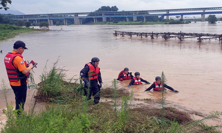 Al menos siete muertos y seis desaparecidos a causa de las fuertes lluvias en Corea del Sur. Al menos siete muertos y seis desaparecidos a causa de las fuertes lluvias en Corea del Sur.