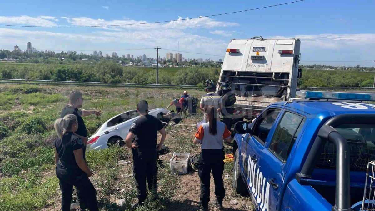 Milagroso accidente: con un camión de basura rescataron un auto que se cayó de la autopista Rosario - Santa Fe
