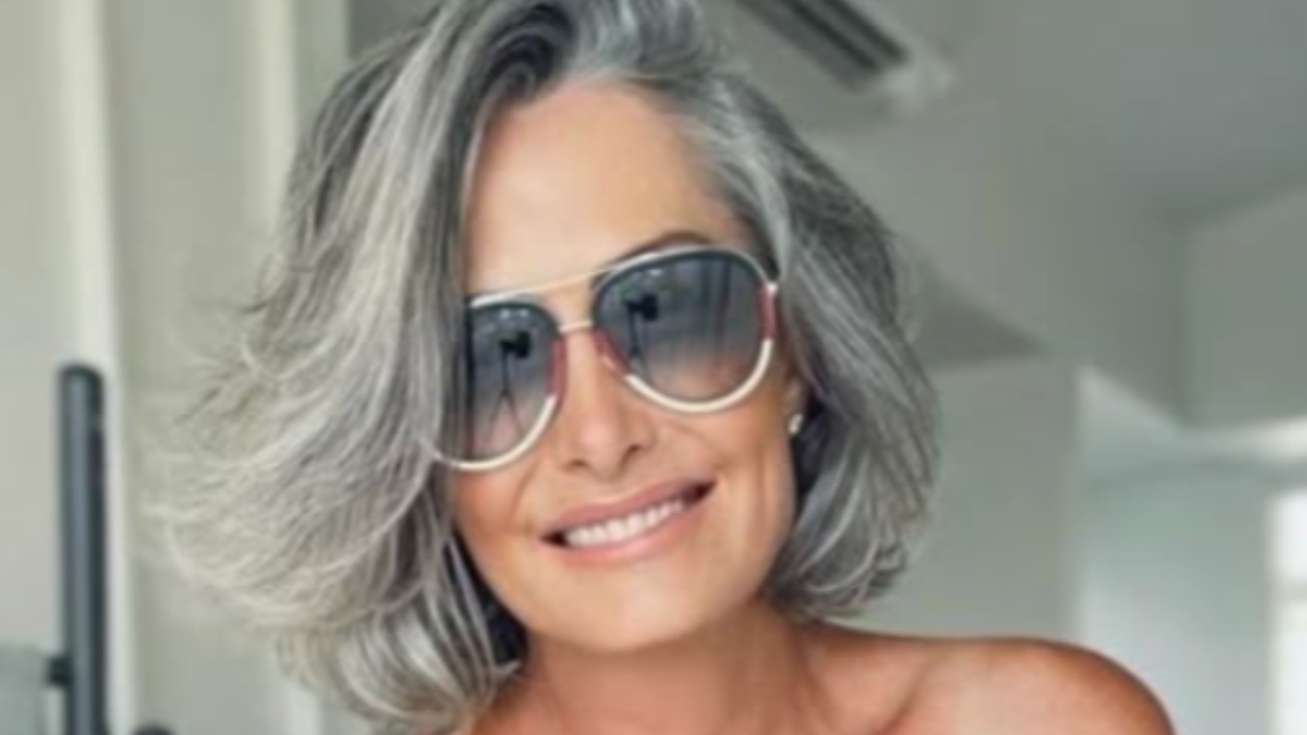 Si se opta por mostrar las canas, hay que hacerlo con sentido estético. Trabajar la nutrición y evitar el encrespamiento es clave.