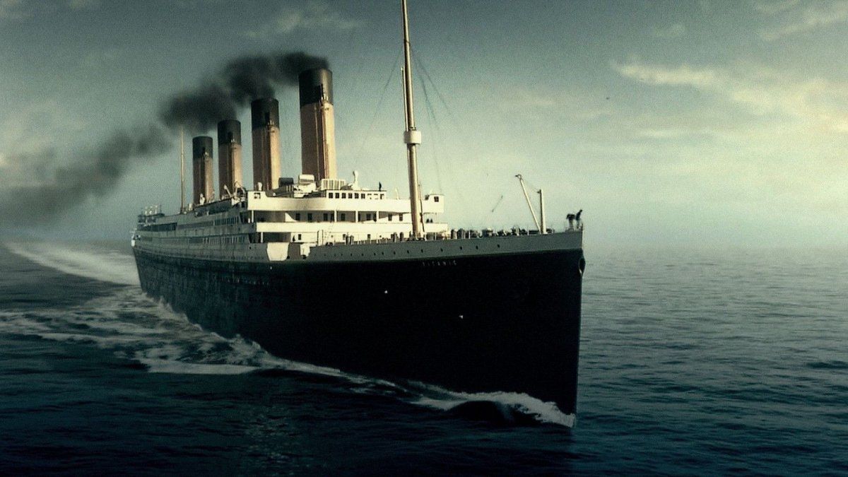 Los restos del Titanic, transatlántico británico que chocó contra un iceberg y se hundió en su viaje inaugural en abril de 1912, se encuentran a unos 1.450 kilómetros al este de Cabo Cod, en Massachusetts, Estados Unidos, y a 644 kilómetros al sur de San Juan de Terranova, en Canadá.