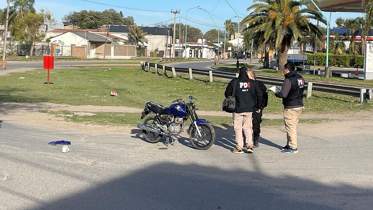 La moto en la que circulaba la víctima del accidente fatal que sacudió a la avenida Ricchieri. La moto en la que circulaba la víctima del accidente fatal que sacudió a la avenida Ricchieri.