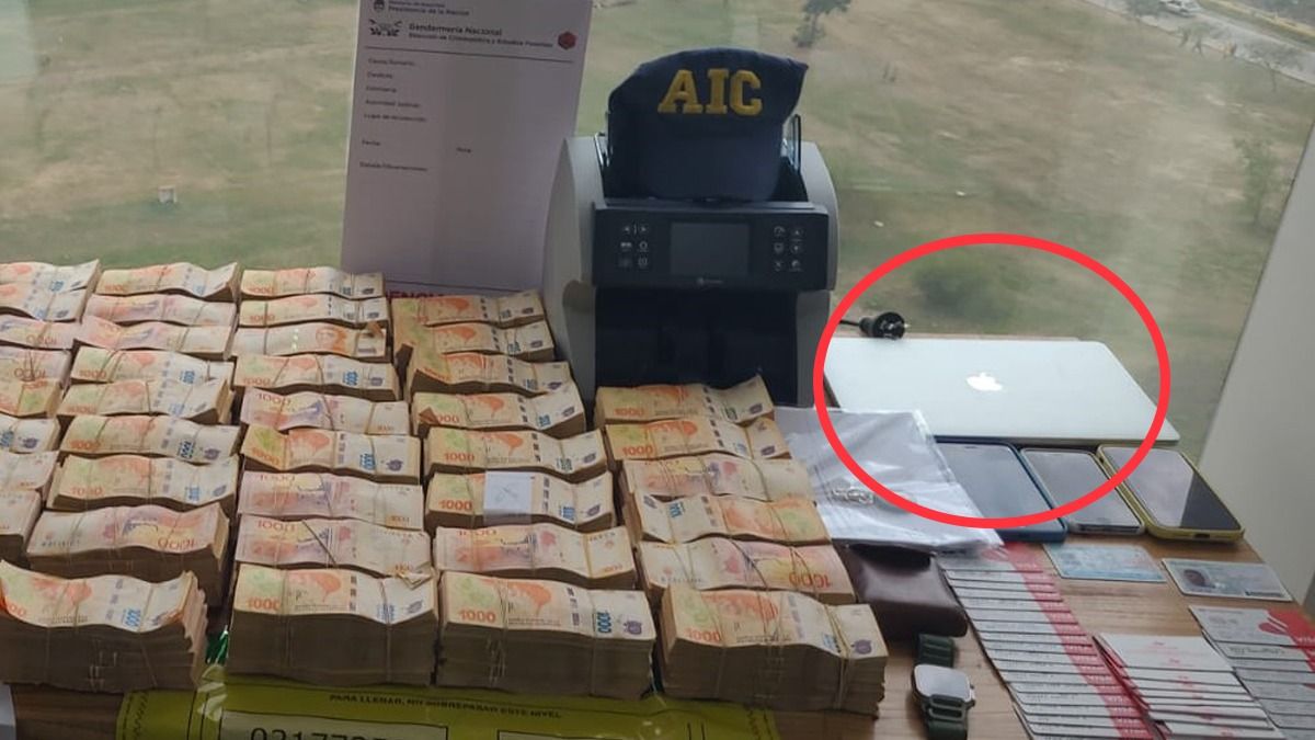 La computadora secuestrada en el departamento que alquiló el cuevero en el complejo Amarras Center. 