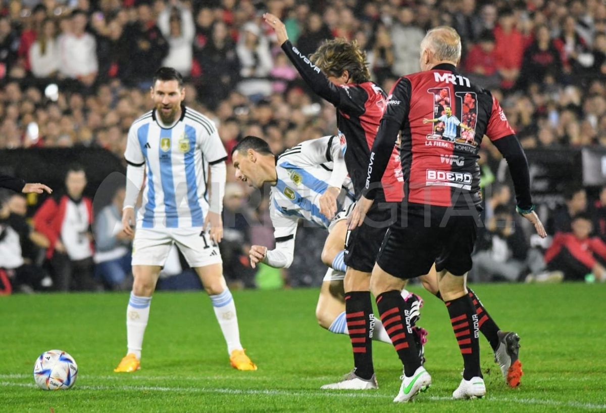 Lionel Messi pisó el césped estadio de Newell's para la despedida de su amigo Maxi Rodríguez. Lionel Messi pisó el césped estadio de Newell's para la despedida de su amigo Maxi Rodríguez.