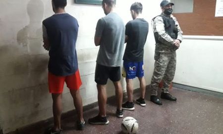 tres futbolistas rompieron la cuarentena para jugar un picado en la vereda tres futbolistas rompieron la cuarentena para jugar un picado en la vereda