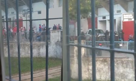 La Policía disparó balas de goma para dispersar a los hicnhas de Unión en inmediaciones del estadio en la previa del partido ante River. La Policía disparó balas de goma para dispersar a los hicnhas de Unión en inmediaciones del estadio en la previa del partido ante River.