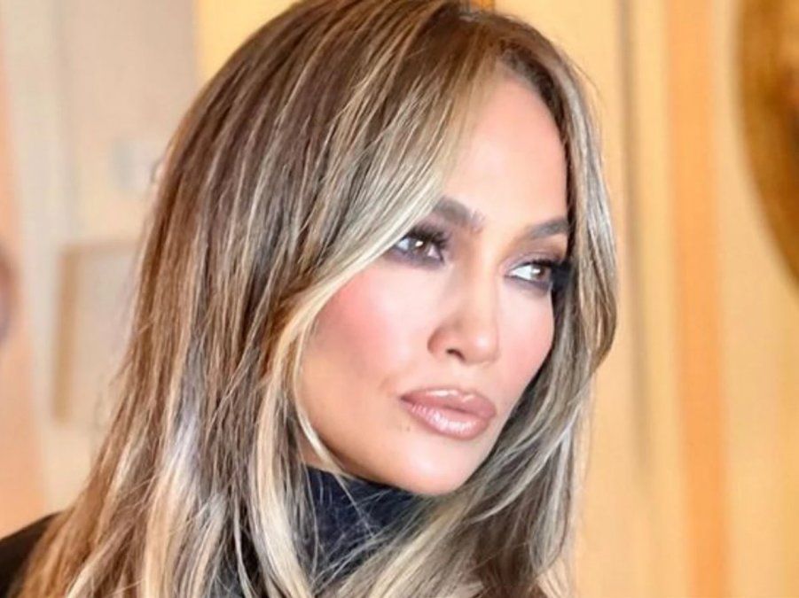El look de gala de Jennifer Lopez en Venecia: vestido ajustado y espalda al descubierto