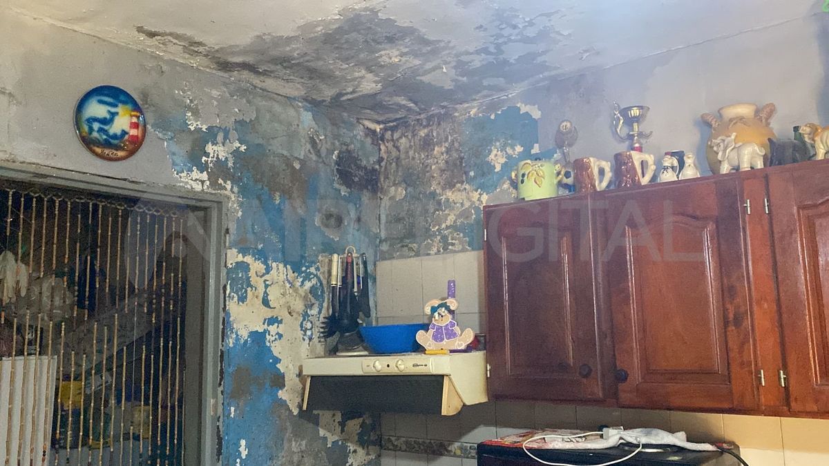 Uno de los departamentos del Monoblock N° 9. El deterioro es muy preocupante.