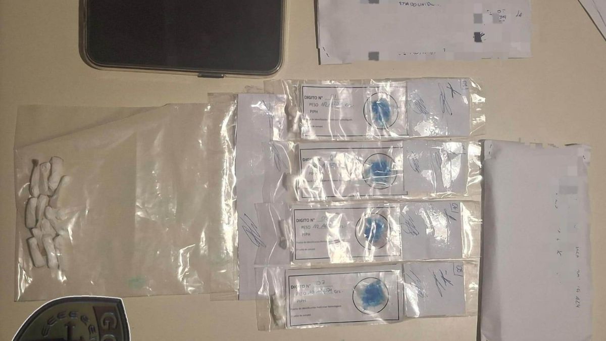 Ocurrió durante la tarde del martes. Los detenidos llevaban envoltorios con sustancias compatibles con cocaína.