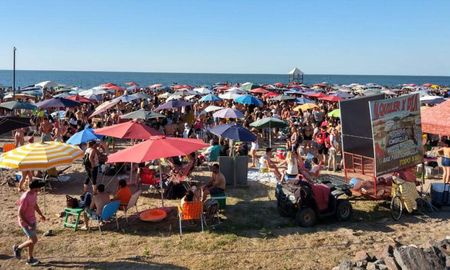 Una multitud se concentró en las playas de Miramar sin protegerse del contagio de coronavirus. Una multitud se concentró en las playas de Miramar sin protegerse del contagio de coronavirus.