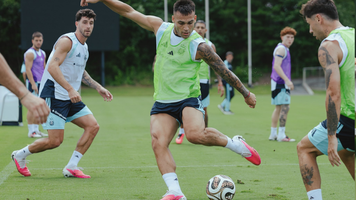 La Selección argentina ya realiza su último entrenamiento antes de la final del Mundial 2026 frente a España, luego de que la tormenta que afectó a Nueva Jersey obligara a demorar el inicio de la práctica.