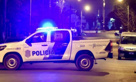 Fue atacado en su casa; la policía investiga un ajuste de cuentas. Fue atacado en su casa; la policía investiga un ajuste de cuentas.