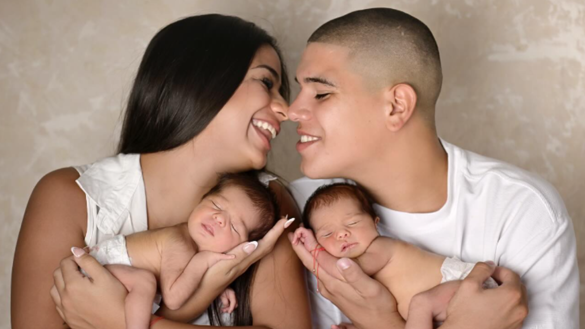 Las gemelas de Daniela Celis y Thiago Medina cumplieron cuatro meses. 