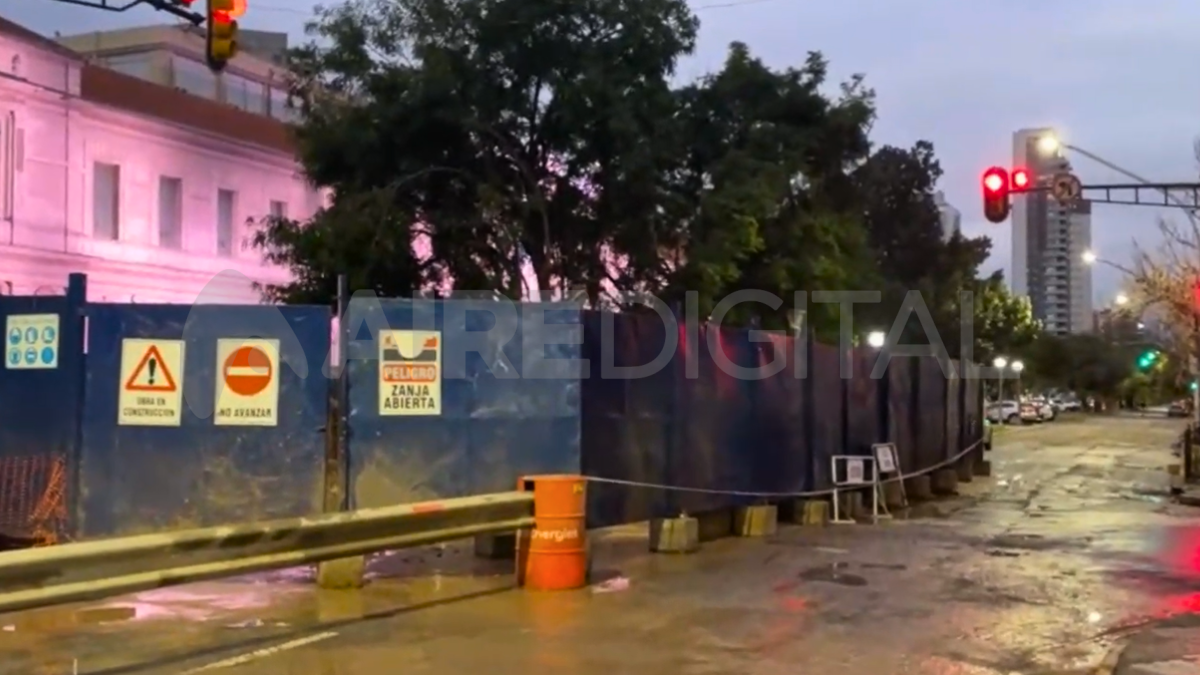 El socavón de Bulevar y 9 de Julio trajo inconvenientes para los comerciantes de la zona.