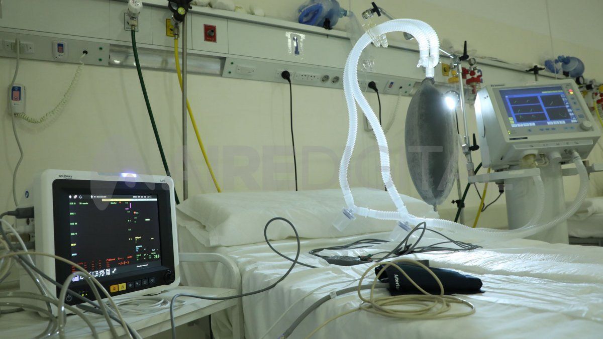 A las camas del hospital de día del Cemafe se les sumó equipamiento médico para transformarlas en críticas. Foto: Gentileza Gobierno de la Provincia de Santa Fe.