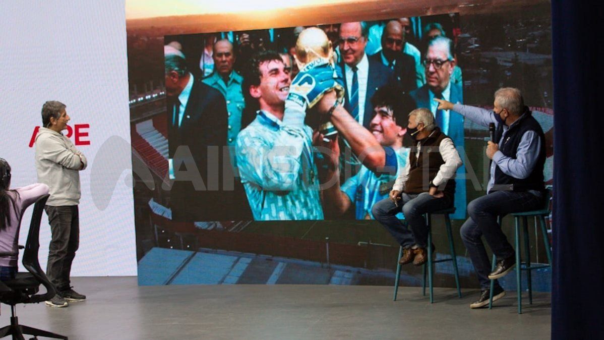 Nery Pumpido contó que fue el primer arquero en tomar la Copa del Mundo con los guantes puestos.