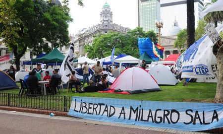 La idea es llegar a instalar unas 2000 carpas, una por cada día que tienen a Milagro (Sala) presa en Jujuy, informaron voceros de la Túpac Amaru, quienes anticiparon que la manifestación se mantendrá hasta el próximo viernes. La idea es llegar a instalar unas 2000 carpas, una por cada día que tienen a Milagro (Sala) presa en Jujuy, informaron voceros de la Túpac Amaru, quienes anticiparon que la manifestación se mantendrá hasta el próximo viernes.