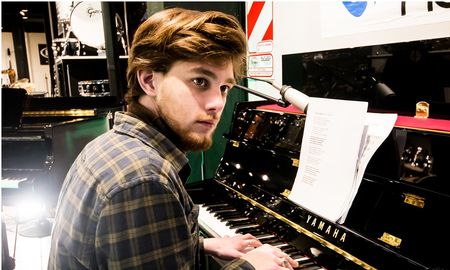 El joven compositor, de tan solo 19 años, se encuentra presentando su nuevo trabajo titulado Perspectiva Buksed. El joven compositor, de tan solo 19 años, se encuentra presentando su nuevo trabajo titulado Perspectiva Buksed.