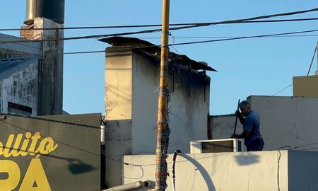 El incendio afectó la chimenea y algunos cables, y fue controlado por los empleados. El incendio afectó la chimenea y algunos cables, y fue controlado por los empleados.