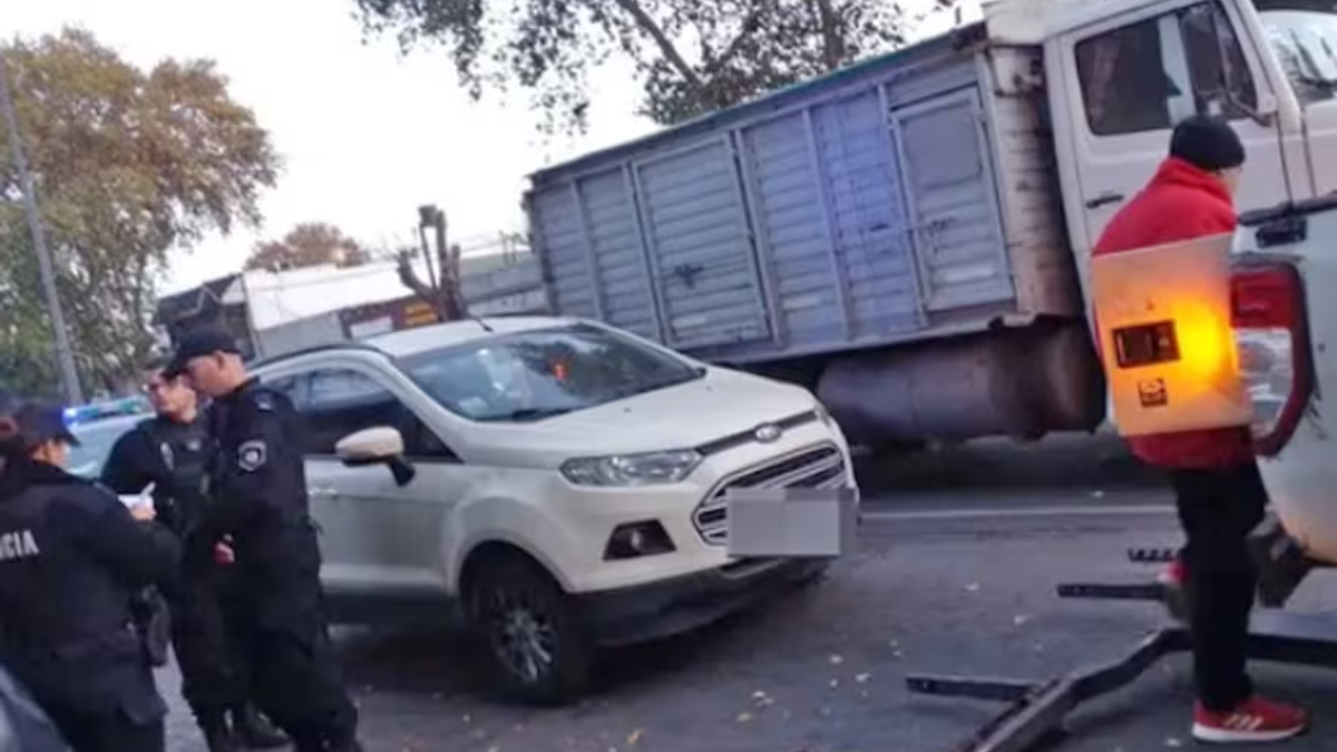 Un hombre alcoholizado fue detenido en Rosario por quedarse dormido en su auto en un semáforo. 