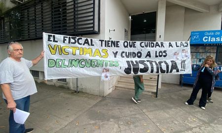 Damnificados en la puerta de la sede judicial en donde funciona la Fiscalía de Delitos Complejos. Damnificados en la puerta de la sede judicial en donde funciona la Fiscalía de Delitos Complejos.