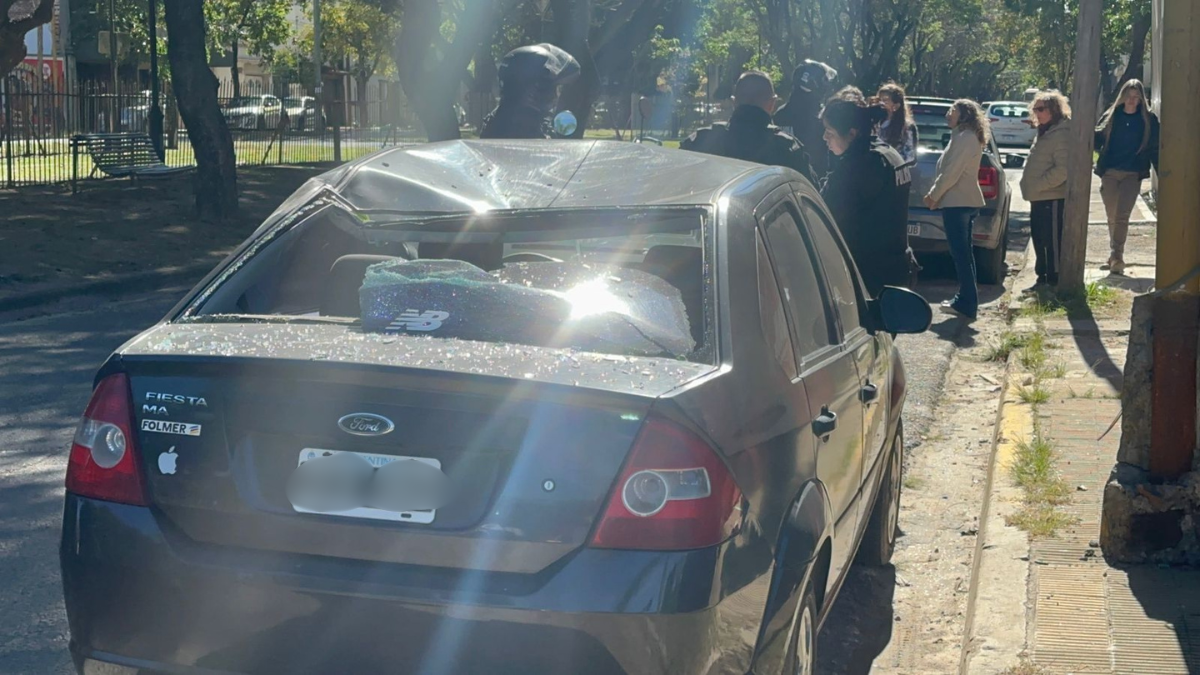 Dos carretillas cayeron desde un piso 24 sobre un auto que circulaba por avenida Alem y Vélez Sarsfield.