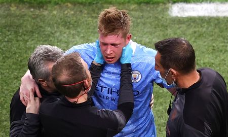 Kevin De Bruyne salió sustituido de la final de la Champions League ente Chelsea y Manchester City y confirmó este lunes que sufrió una doble fractura en su rostro. Kevin De Bruyne salió sustituido de la final de la Champions League ente Chelsea y Manchester City y confirmó este lunes que sufrió una doble fractura en su rostro.