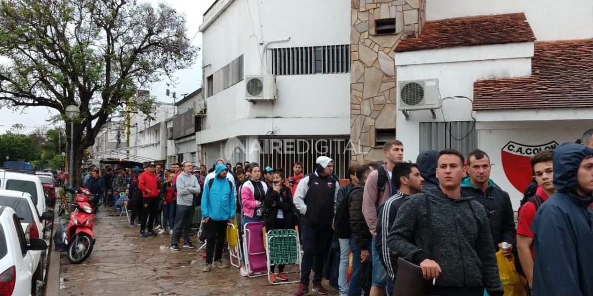En el penúltimo día de canje de entradas, los hinchas esperan el boleto a la final de la Sudamericana bajo la lluvia