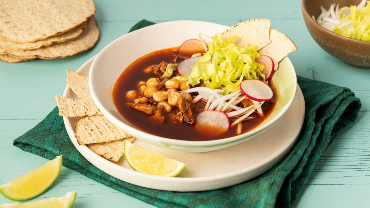El pozole casero no solo es delicioso, sino que también es un símbolo de identidad y tradición mexicana que nunca pasa de moda.
