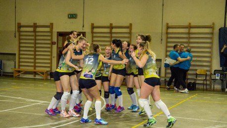 Equipo de voleibol posaron desnudas en Facebook