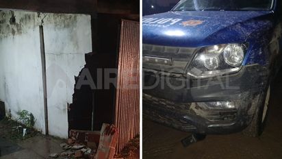 Un patrullero perseguía al ladrón, perdió la estabilidad en el barro y atropelló una casa en Ciudadela Norte