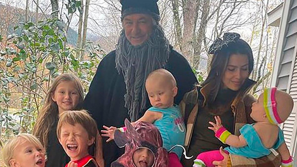 El diario entrevistó a varios miembros del equipo durante su investigación. Uno alegó que hubo varias “señales de alerta” a lo largo de la producción