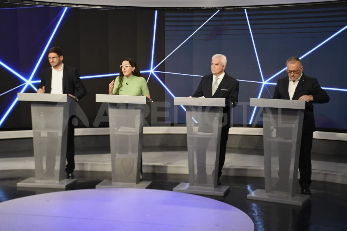 Maximiliano Pullaro, Marcelo Lewandowski, Edelvino Bodoira y Carla Deiana debatieron este domingo a una semana de las elecciones generales de Santa Fe 2023. Maximiliano Pullaro, Marcelo Lewandowski, Edelvino Bodoira y Carla Deiana debatieron este domingo a una semana de las elecciones generales de Santa Fe 2023.