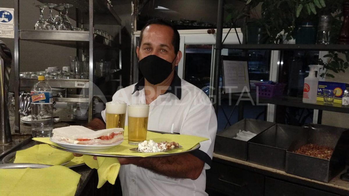 Los bares y restaurantes podrán funcionar hasta las 21 de domingo a jueves, de viernes a sábado el horario se extenderá hasta las 23 horas.