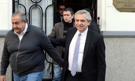 La CGT y la CTA le pedirán al Gobierno de Alberto Fernández un salario mínimo que supere el monto de la canasta básica de consumo. La CGT y la CTA le pedirán al Gobierno de Alberto Fernández un salario mínimo que supere el monto de la canasta básica de consumo.